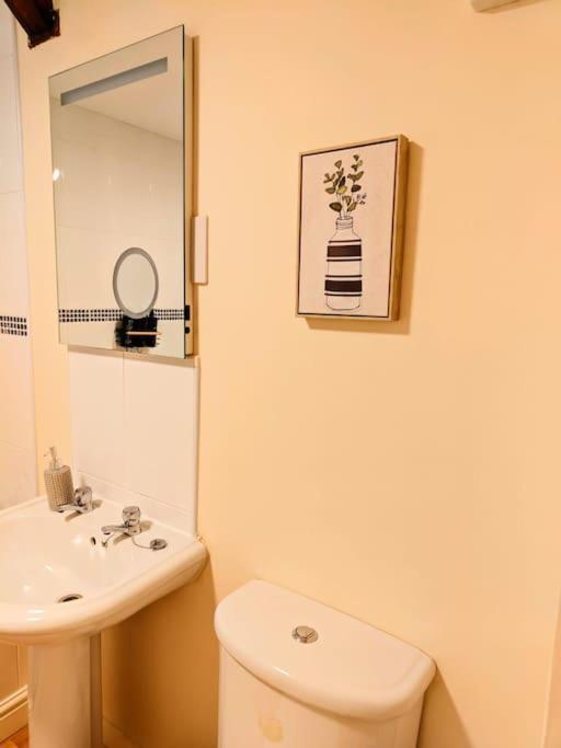 Cosy Central Modern Apartment Nantwich Bagian luar foto