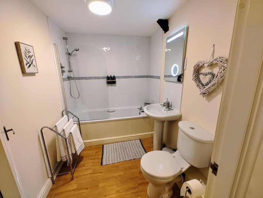 Cosy Central Modern Apartment Nantwich Bagian luar foto